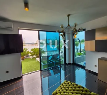 ZADAR, SUKOŠAN - Luksuzno namješten troetažni stan prvi red do plaže! - cover