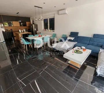 ZADAR, NIN - Kompletno namještena dvojna kuća s bazenom! Novogradnja! B - cover