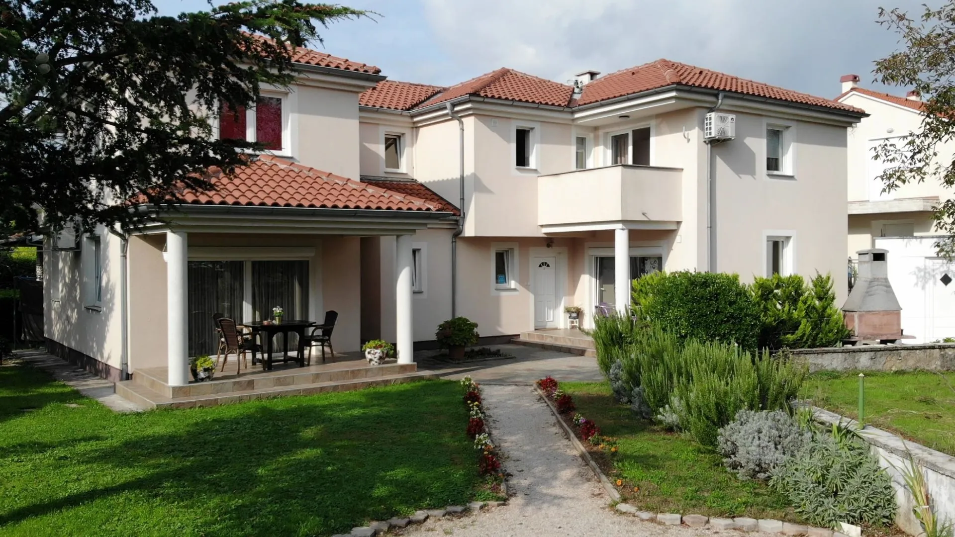 GROBNIK - Kuća 320m2 sa 2 dvoetažna stana - cover
