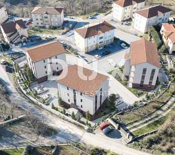 VIŠKOVO, SROKI - Garsonijera, prizemlje, okućnica, novogradnja! - cover