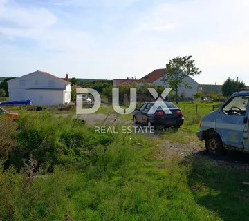 ZADAR, RADOVIN - Građevinsko zemljište s velikim potencijalom u mirnom okruženju mjesta Radovin na samo 8 minuta od plaže! - cover