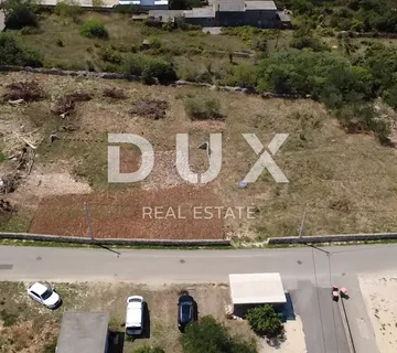 ZADAR, VRSI – Građevinsko zemljište 702 m², infrastruktura uz parcelu! - cover