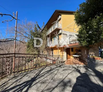 OPATIJA, VEPRINAC - Samostojeća kuća s dva stana i pogledom na more - cover