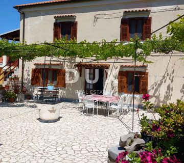 VELI LOŠINJ - Vrhunska prilika!! Kamena kuća s dva stana i pogledom na more - cover