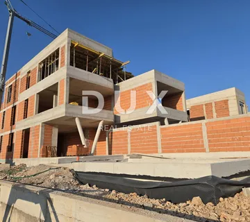 ŠIBENIK, VODICE – Elegantna prizemna oaza s privatnim vrtom i bazenom, idealna za miran život uz more - cover