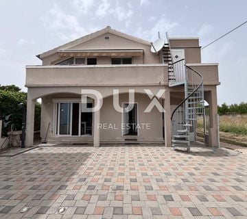 ZADAR, PRIVLAKA - Moderno uređena kuća 40 m od mora - cover