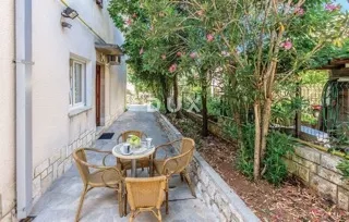 KOSTRENA, ŠODIĆI- namješten stan 46m2, DB+2S, prizemlje, 250m od mora + okoliš za najam - cover