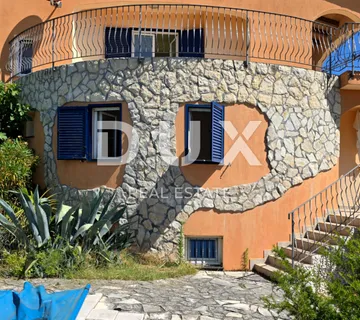 ISTRA, LABIN - Prostrana kuća s bazenom i pogledom na more - cover