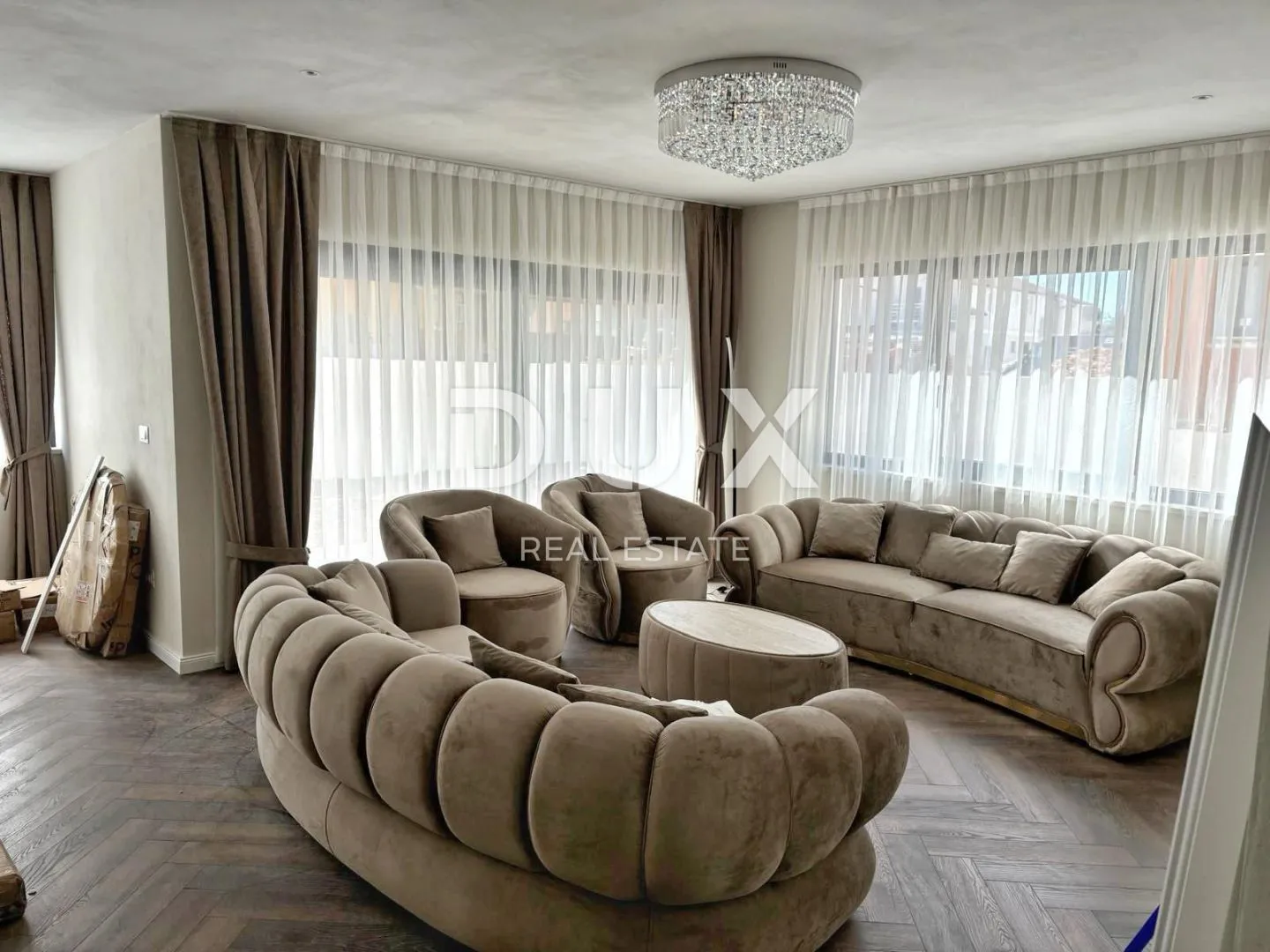 ISTRA, ROVINJ - Bezvremenska elegancija s vrtom i bazenom za dugoročni najam! - cover