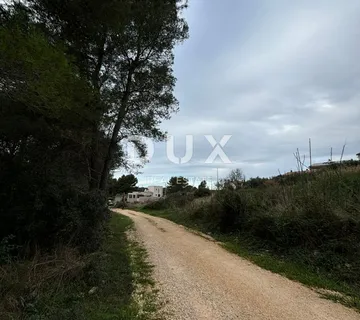 ISTRA, PULA - Građevinsko zemljište na ekskluzivnoj lokaciji! Mogućnost gradnje 16 stanova/ kuće/ hotela!  - cover