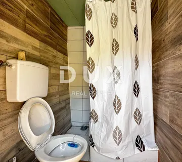 OTOK KRK, GRAD KRK (okolica) - EXKLUZIVNO SAMO U PONUDI DUX NEKRETNINA, JEDINSTVENA LOKACIJA, MASLINIK, 1400 m2, sa pomoćnim objektom, samo 150 metara od mora, rijetkost u ponudi, sniženo!!! - cover