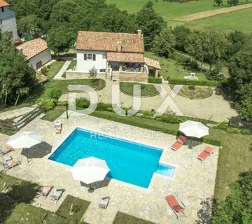 Dvije prekrasne vile s bazenom na prostranoj okućnici - cover