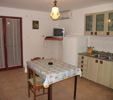 PAG, POVLJANA - Apartmanska kuća na 200 metara od mora! - cover