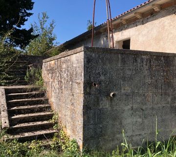 ISTRA, PIĆAN - Prostrano imanje sa starinom za adaptaciju - cover