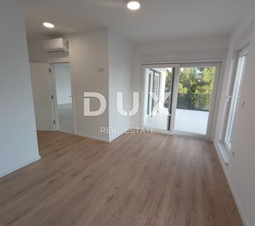 ŠIBENIK, VODICE - Predivan penthouse S8 pokraj mora - cover