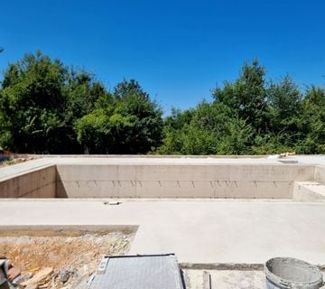 ISTRA, LABIN - Besprijekorna kuća s bazenom na rubu naselja - cover