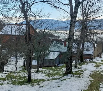 Kuća i zemljište Donji Lapac, pov. 68000 m² - cover