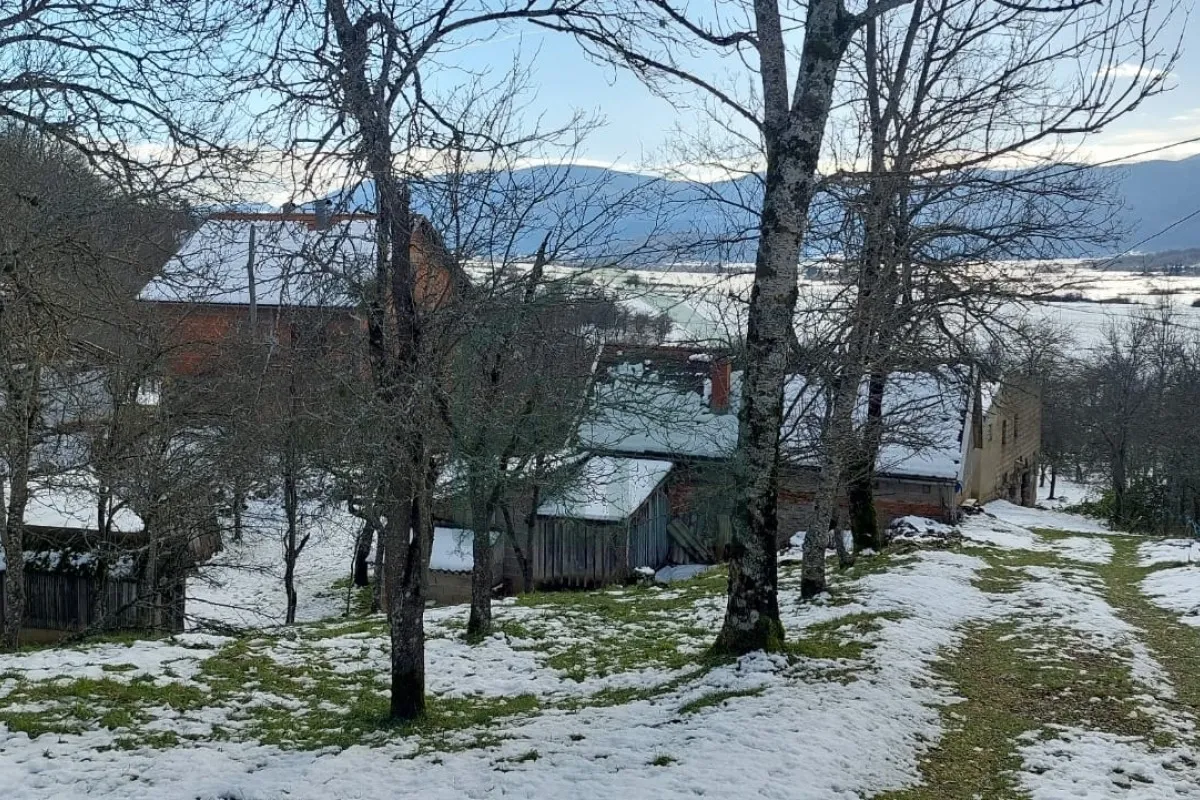 Kuća i zemljište Donji Lapac, pov. 68000 m² - cover