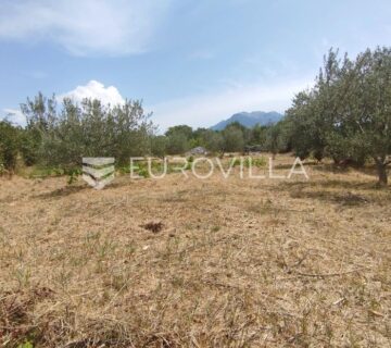 Šestanovac, atraktivna parcela uz put, 900 m2 - cover