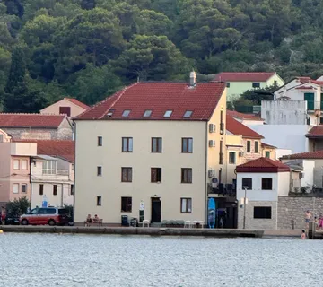 STUDIO APARTMAN U PRVOM REDU DO MORA (6 m), NOVOGRADNJA - TISNO - cover