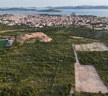 ATRAKTIVNO GRAĐEVINSKO ZEMLJIŠTE S POGLEDOM NA MORE (2192 m2), VODICE, - cover