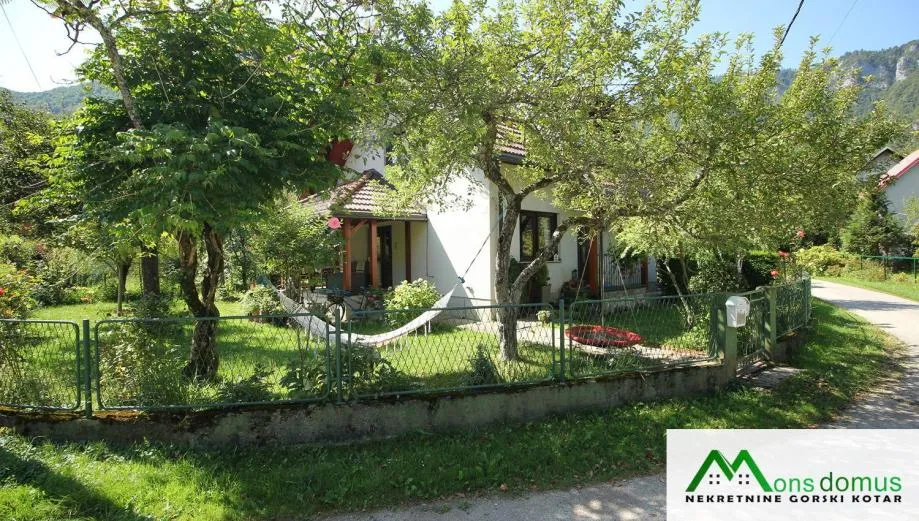 Kuća s pomoćnim objektom i uređenom okućnicom (prodaja) - cover