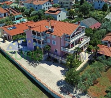 Prilika za investitore! Velika kuća s apartmanima 300m od plaže - cover