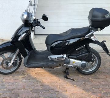 aprilia scarabeo 250ie - cover