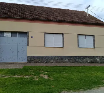 PRODAJE SE KUĆA - SEOSKO IMANJE U SELU KOMARNICA - cover