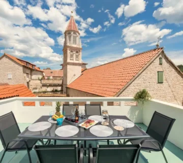 Trogir, centar- Kamena kuća 174 m2 - cover