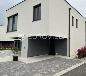 Pomer, besprijekorna vila NKP 250 m2 s grijanim  bazenom, okućnica 500 m2 - cover