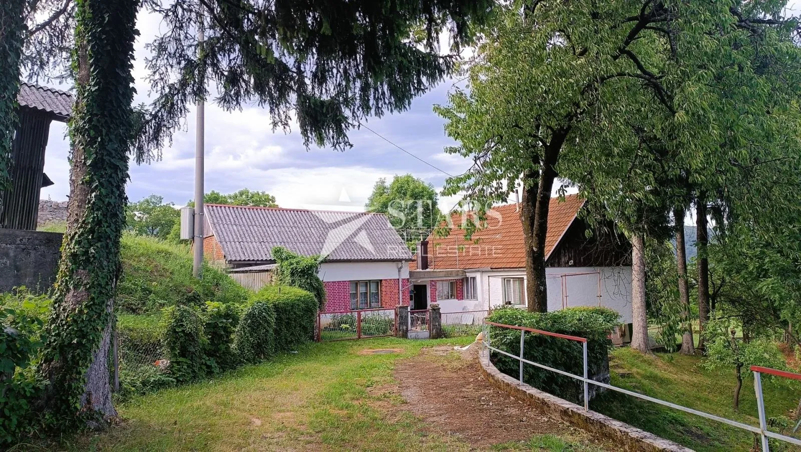 Ogulin -prizemnica 97 m² s voćnjakom i pomoćnim objektima - cover