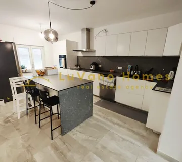 Viškovo, Marinići – 4S+DB stan,162 m²,moderan,novogradnja, 2 parking - cover
