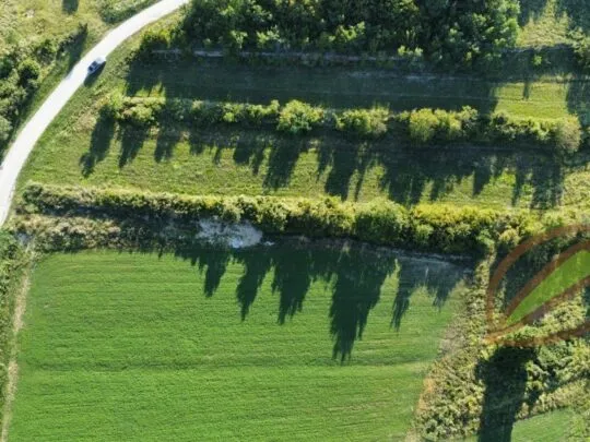 Građevinsko zemljište u Oprtlju s građevinskom dozvolom i pogledom - cover