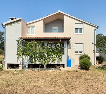 ZEMUNIK DONJI - Samostojeća katnica s velikim dvorištem - 260m2
