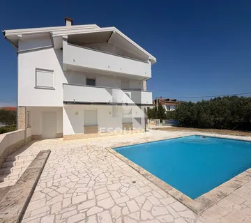 DONJA JAGODNJA - Apartmanska kuća s bazenom - 540m2 - Donja Jagodnja, Polača