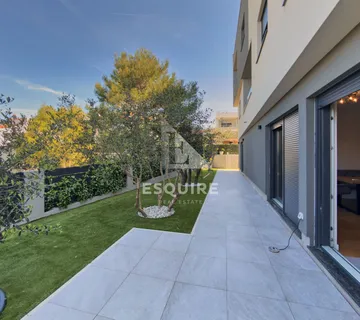 ZADAR - DIKLOVAC - Trosoban namješten stan s vrtom i krovnom terasom - 141m2
