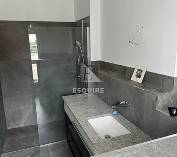 ROGOZNICA - Novoizgrađena villa s bazenom i predivni pogledom