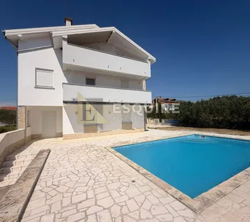 DONJA JAGODNJA - Apartmanska kuća s bazenom - 540m2 - Donja Jagodnja, Polača