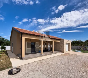 MURVICA - Trosobna prizemnica s velikom okućnicom i bazenom - 235m2 - Murvica, Poličnik