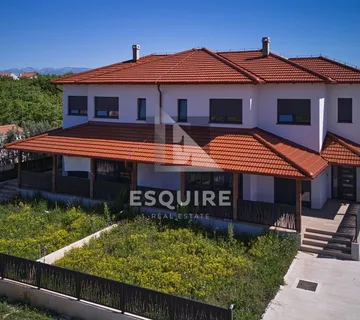 MURVICA - Dvojna kuća, 5 soba, garaža - 241m2 - Murvica, Poličnik