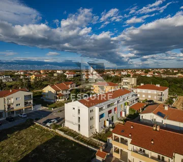 PRIVLAKA – Namješten apartman u prizemlju s velikim vrtom, 90 m od mora!!