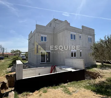 NIN - moderna duplex kuća s bazenom samo 60 m od mora!!!