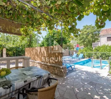 BRAČ - SUTIVAN - Kuća sa dvije stambene jedinice i bazenom - 425m2