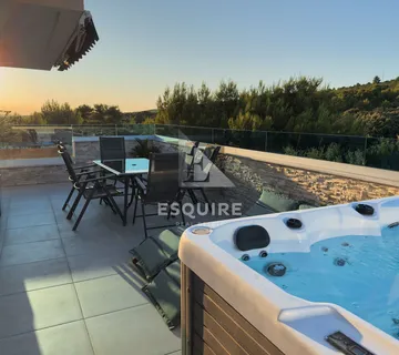 ZADAR - SUKOŠAN Dvije stambene jedinice s uređenom krovnom terasom!!