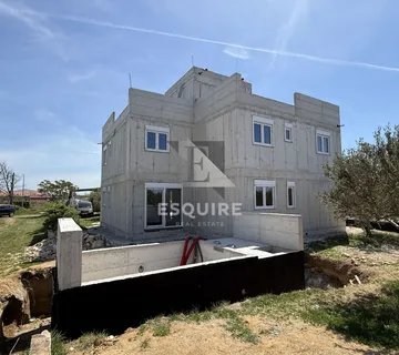 NIN - moderna duplex kuća s bazenom samo 60 m od mora!!!