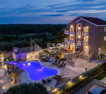 ZATON - Luksuzna vila s bazenom, 8 spavaćih soba - 385m2 - Zaton, Nin