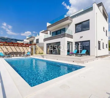 ROVANJSKA - Vila katnica s bazenom i velikim vrtom u blizini mora - 270m2 - Rovanjska, Jasenice
