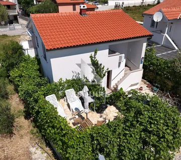 VRSI - Samostojeća katnica sa dvije stambene jedinice - 250m2