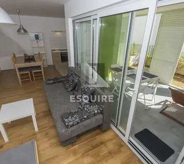 PRIVLAKA – Namješten apartman u prizemlju s velikim vrtom, 90 m od mora!!